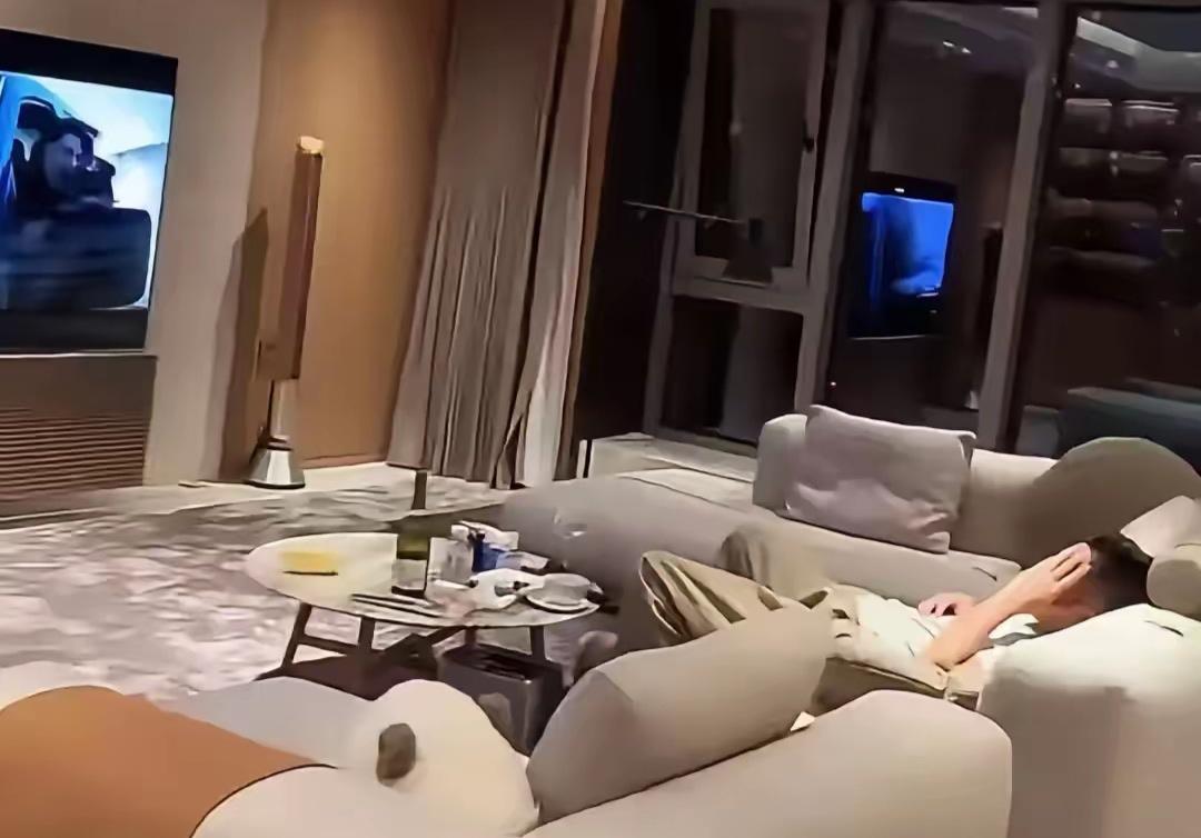 马筱梅直播汪小菲却窝在沙发里看电视。偌大的一个客厅里只有他自己一人，网友喊话汪小