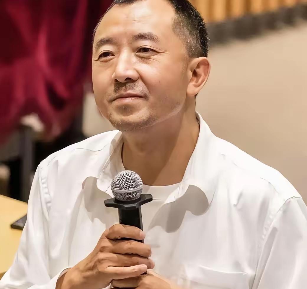 陈行甲选择在此时交棒，不再领取薪水。民政部门此前已核实，其七十余万年薪符合规定，