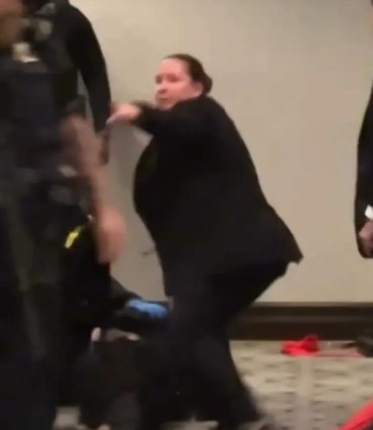 美国特勤局这名女保镖再次火出圈，她第一次出圈是在特朗普遭枪击暗杀那次，手枪一直插