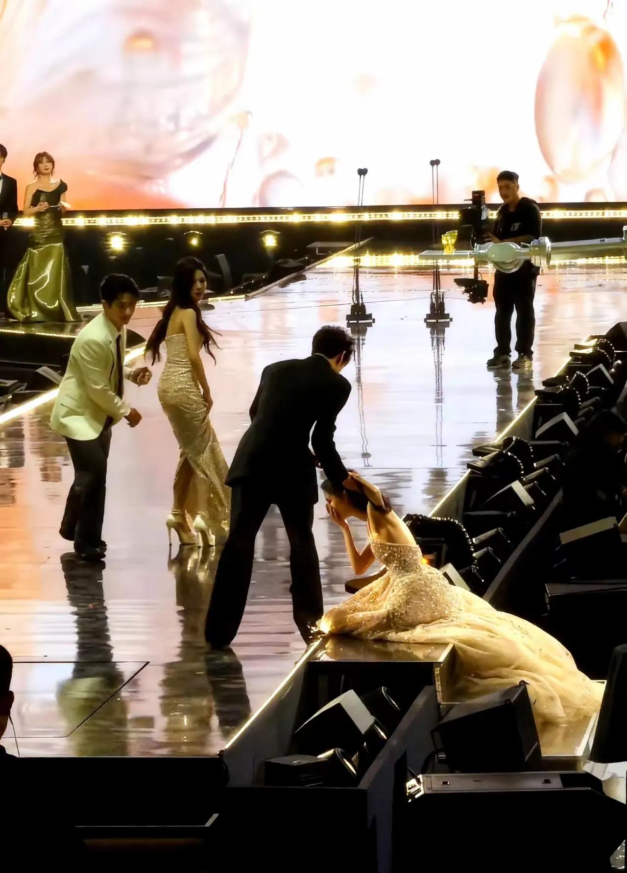 孟子义不对劲去年摔的莫名其妙今年还摔的脚趾头扣地的尴尬！去年摔倒的时