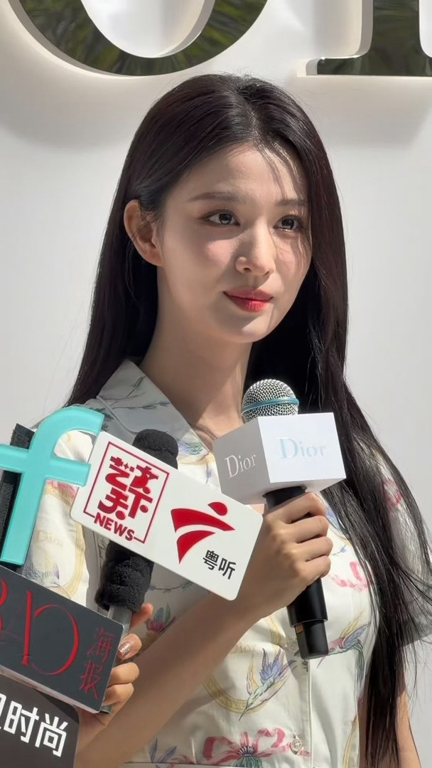 王楚然绊出神图王楚然被绊那一下神图有了🪻微风吹动长发与碎花裙，短暂失衡的画面自