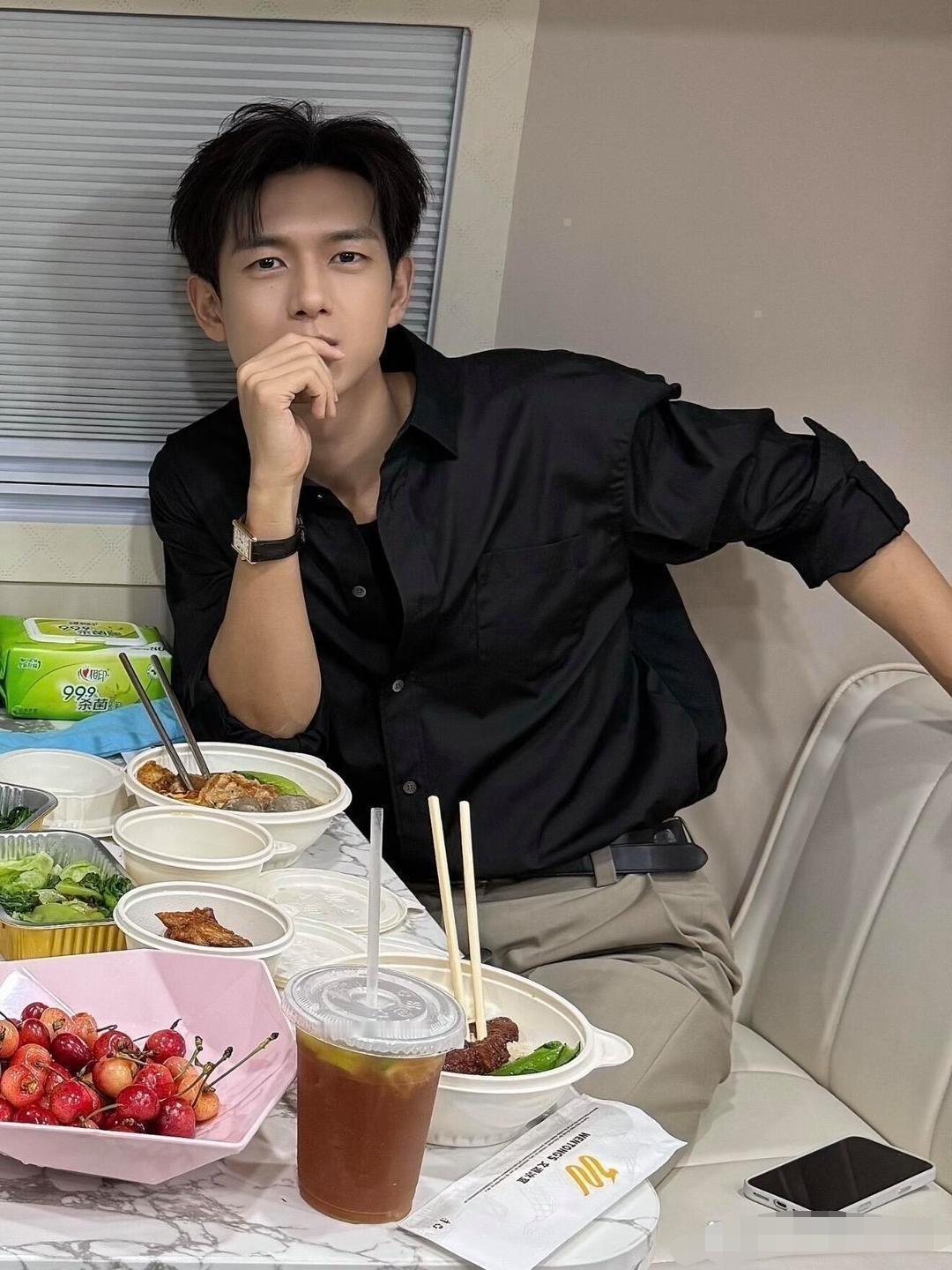 明星餐都这么素吗，李现这张好帅啊李现｜张婧仪