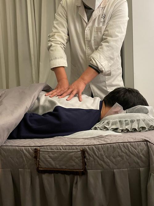 新疆阿克苏，52岁男子腰疼去诊所做理疗，不料，第二天半夜，男子突然腿脚无力，骶尾