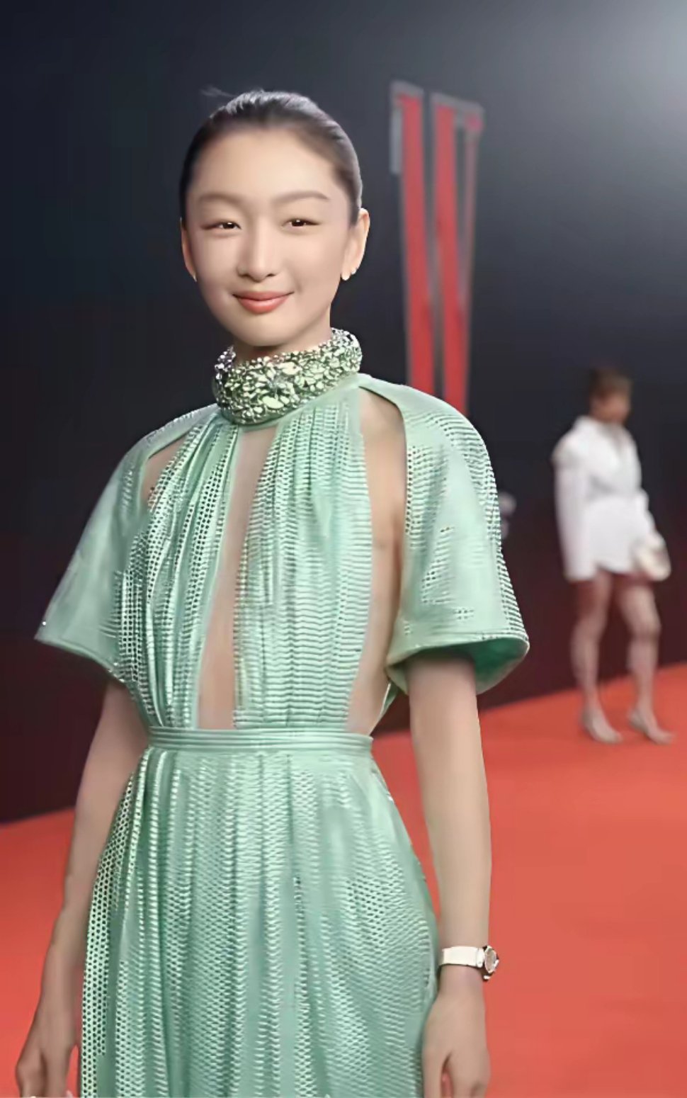 周冬雨穿的什么服装啊，那个衣服看着感觉被人用刀子划开。