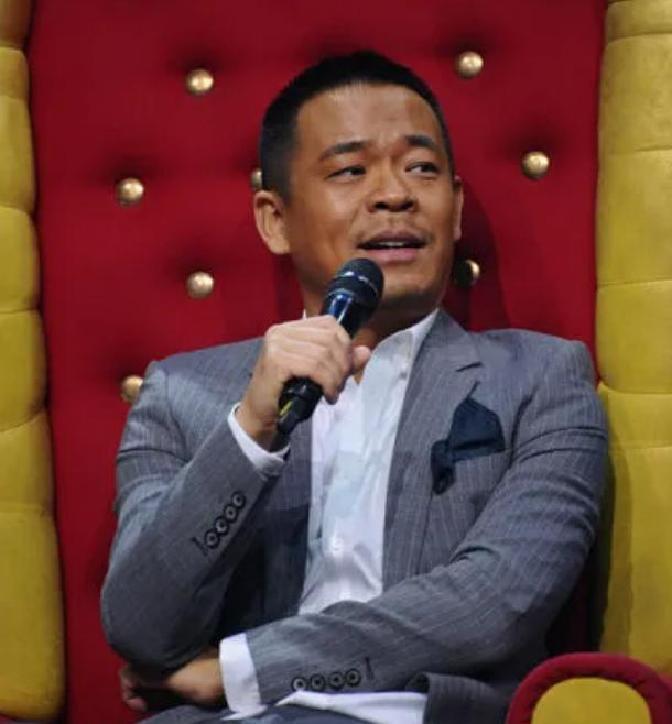 昨晚北京三里屯，57岁的演员孙浩刚和杨坤、左小青这帮老朋友吃完饭，夜色已深，大家