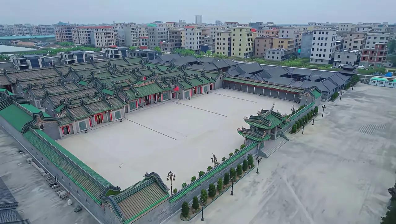 汕头某位土豪耗资10亿元，打造王府式府邸的英之园，被立项要清拆了。这种规模