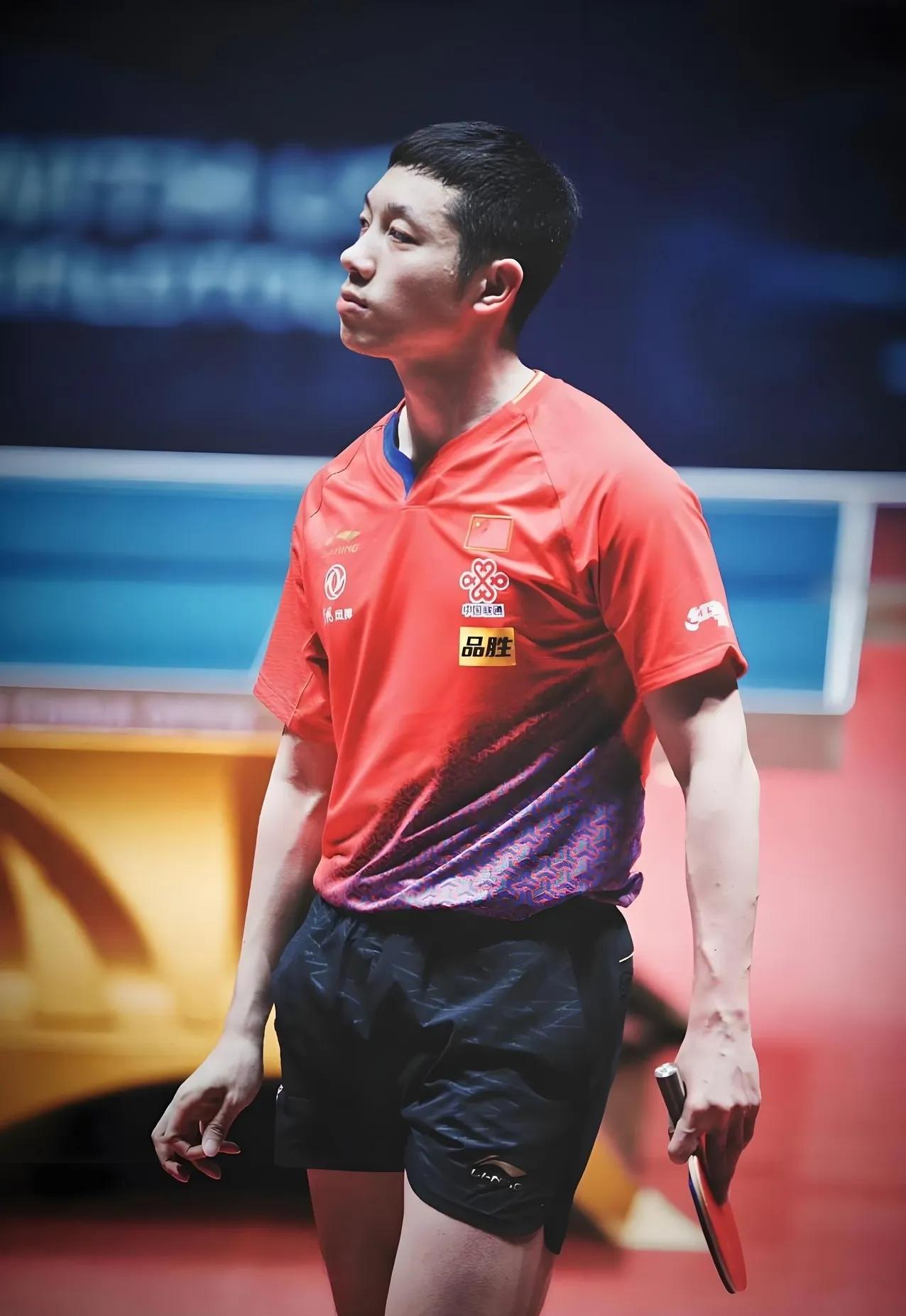 许昕，失误连连，不忍直视。看来，上海队只能靠樊振东了。但东哥的粉丝不要再骂