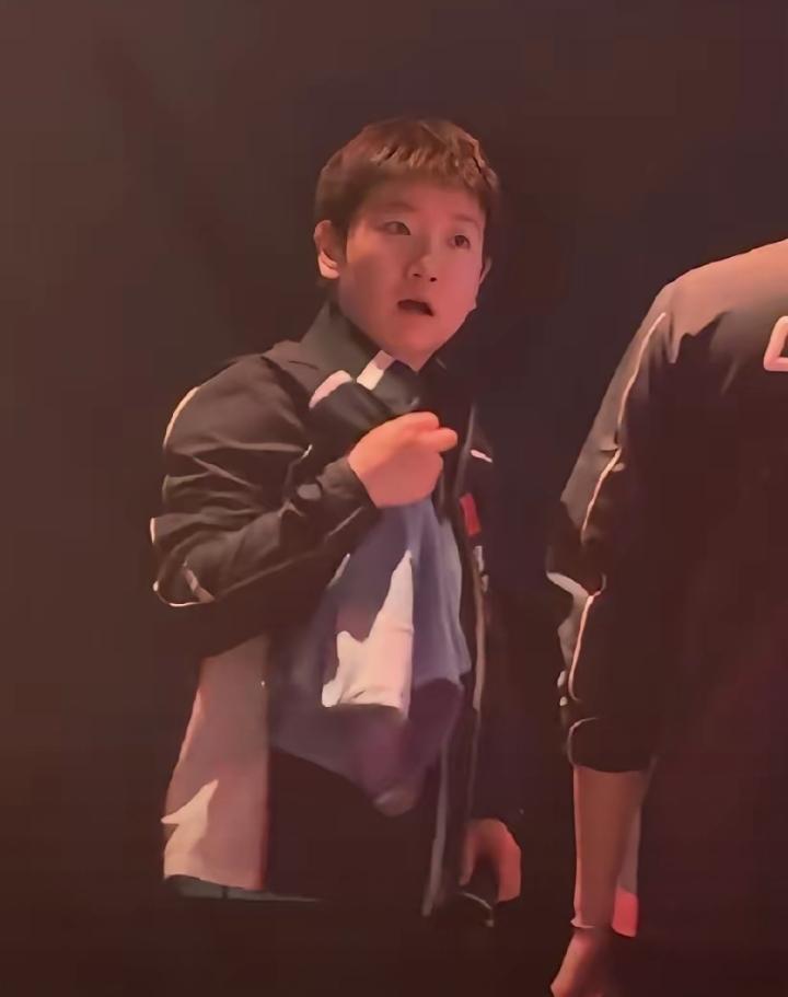 女单决赛前莎莎原本选好绿色战袍，却被临时要求换衣，一脸无奈翻找衣服的样子让人心疼