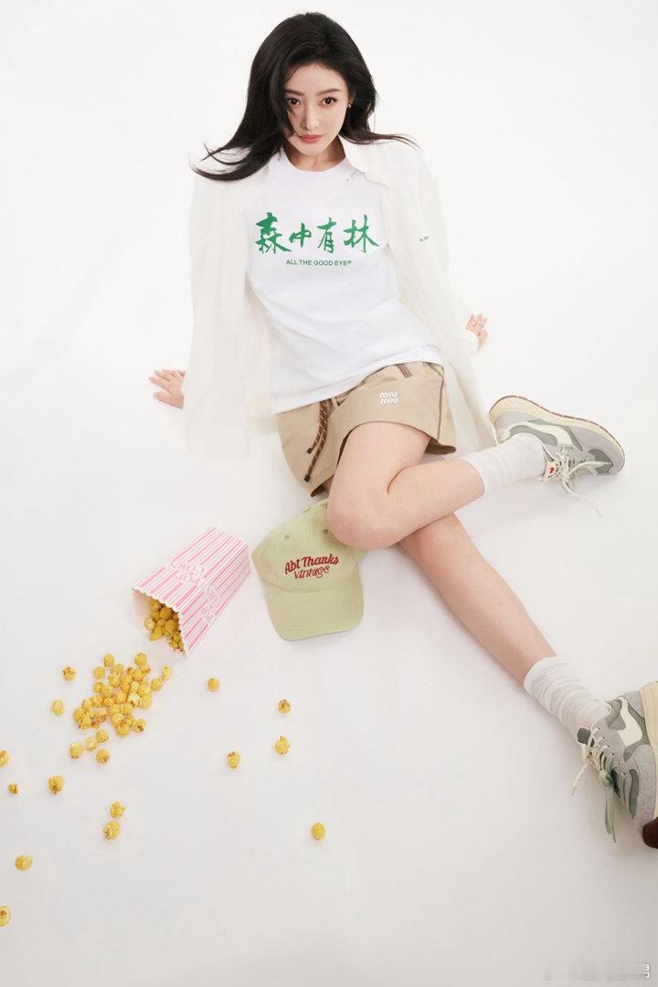 张天爱近期造型也太绝了，妥妥女神范本！活泼灵动与气场全开无缝切换，绿裙复古明艳，