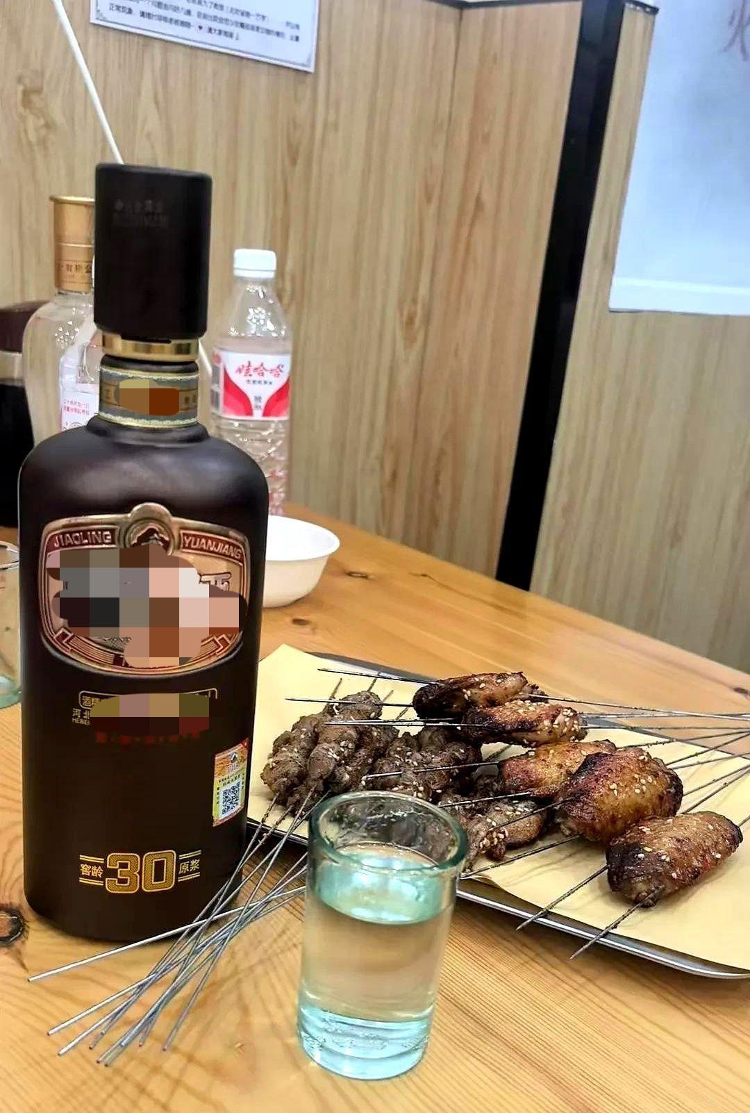昨夜，我有幸与一位自封“千杯不倒”的酒界传奇共饮，他慷慨分享了防醉的独门秘籍。这