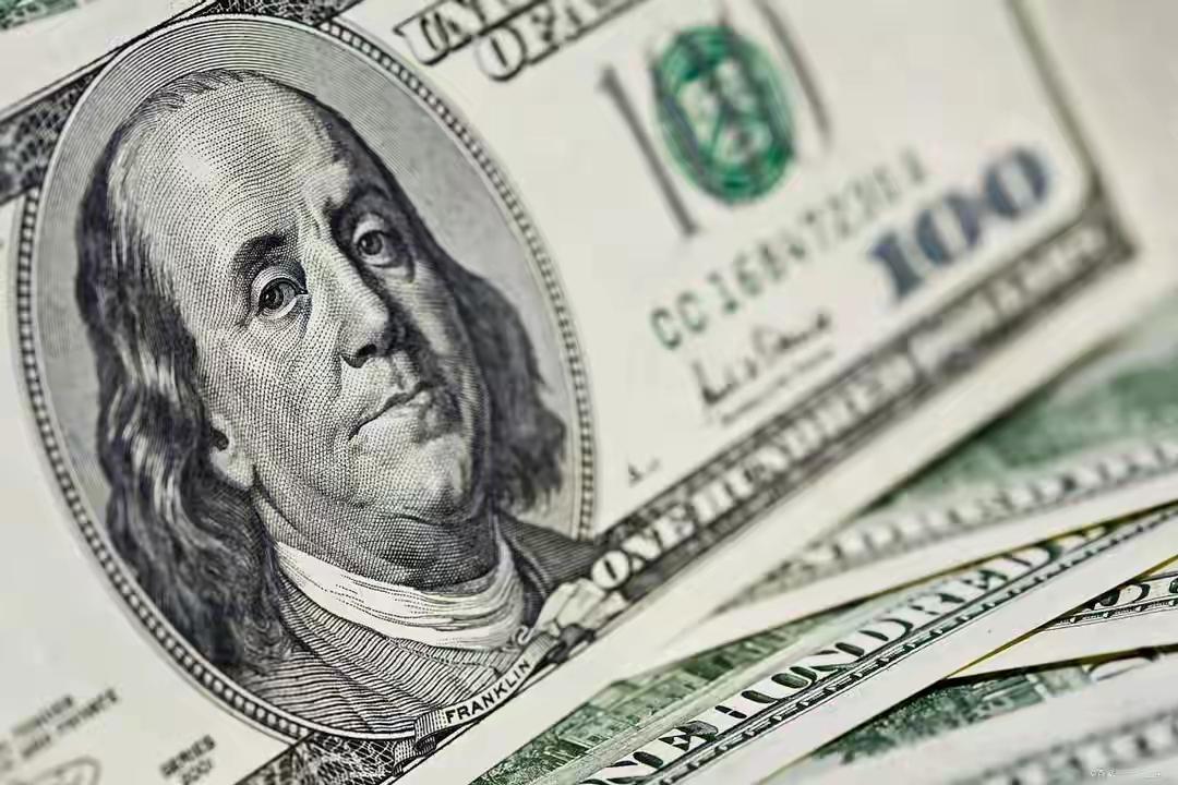 美国躺赚的秘密太狠了！3分钱印张100美元，就能换全球实打实的商品，这闭环堪称“