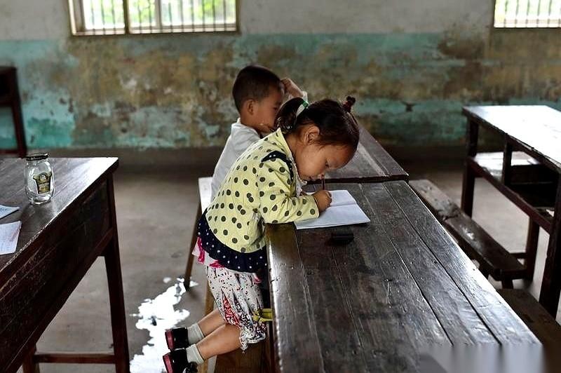 每次考完试，我们学校都跟开“批斗大会”一样。真的，一点不夸张。排在倒数的女老师