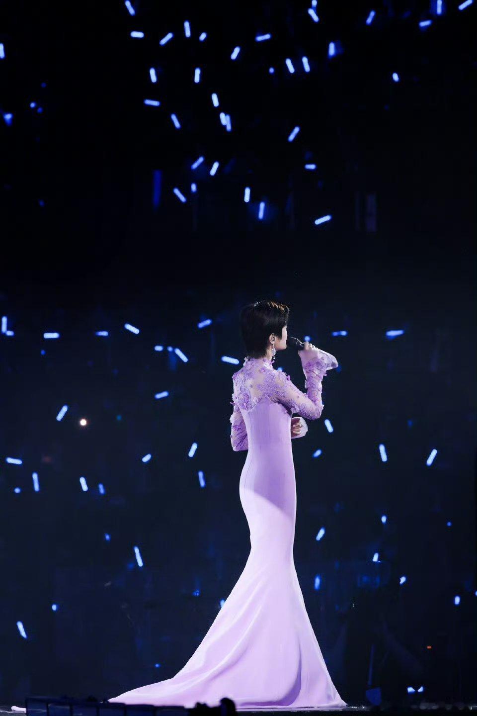 李宇春「2026皇后与梦想巡回演唱会」上身一套Azzi&Osta24秋冬高定粉