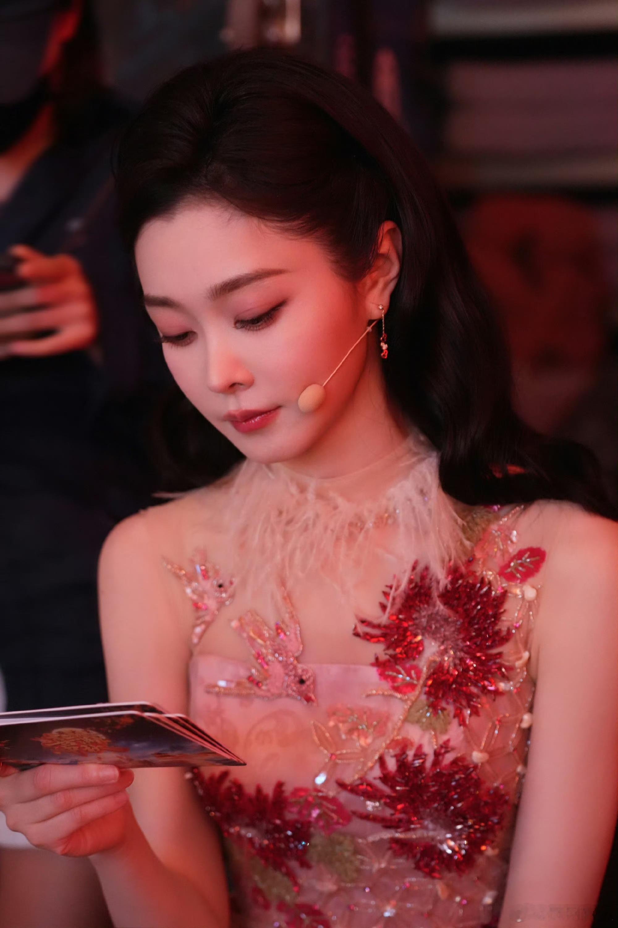 宋轶新中式旗袍身段宋轶穿旗袍好美好喜欢这样的宋轶，真的是古典美人具像化了，好像