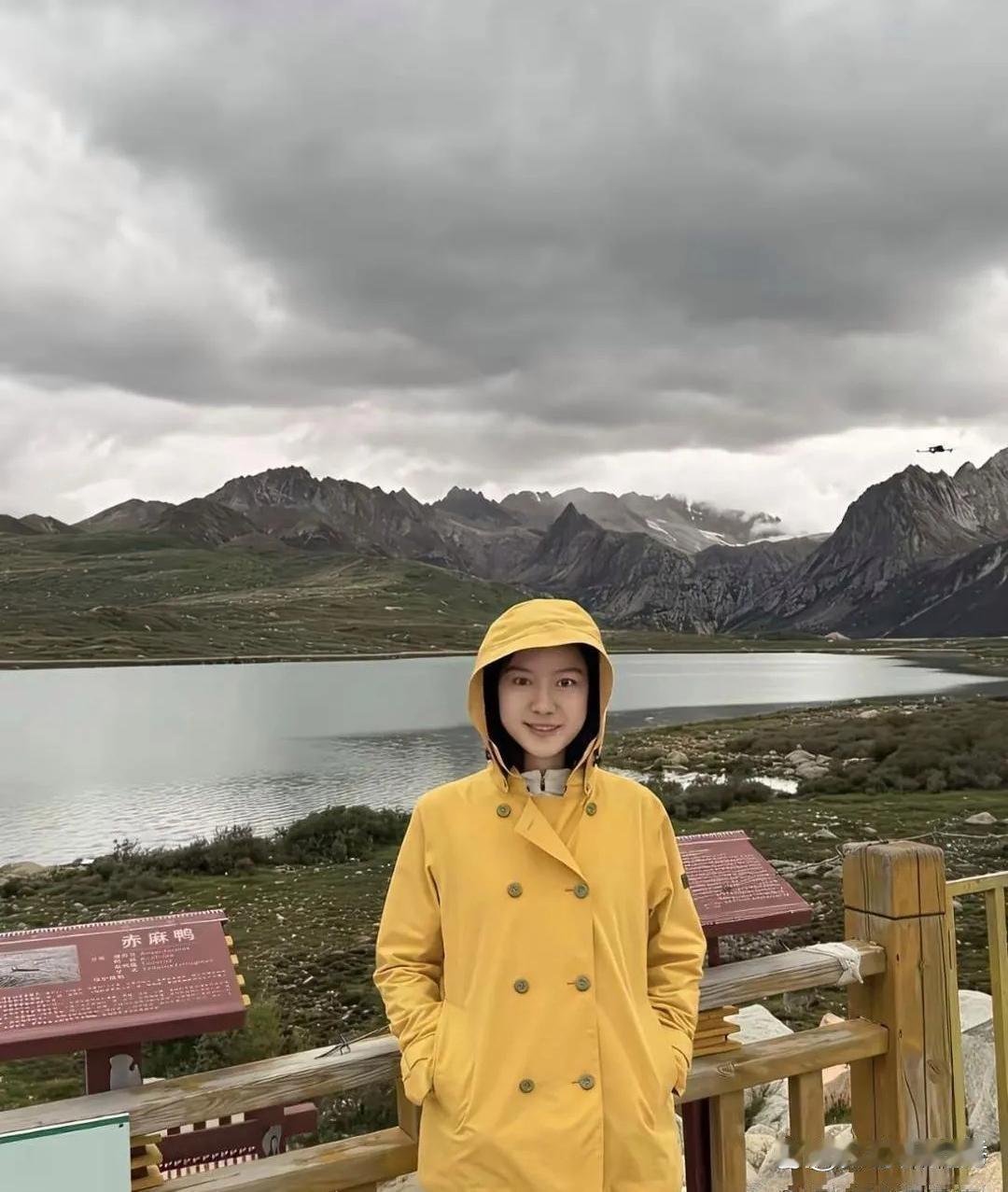 翁帆近半年常带母亲和侄女出游，新疆之行让她愈发年轻，眼神灵动如少女。搬离清华园后