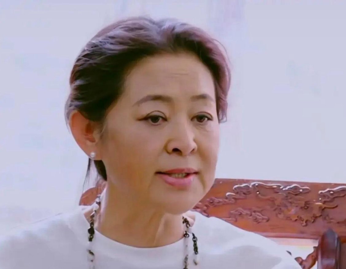 主持人倪萍说：我原来在山东省话剧院的时候，我们有一个院长叫翟建平，有天他跟我们聊