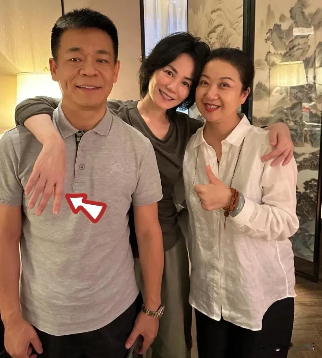57岁王菲生图曝光！无美颜无滤镜，暴露出了真实状态真不怪现在的明星都爱用精修