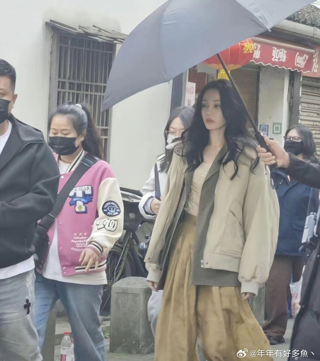 迪丽热巴现实中这么吓人的啊！？！！一直觉得她很漂亮是个浓颜系美女没想到现实生图