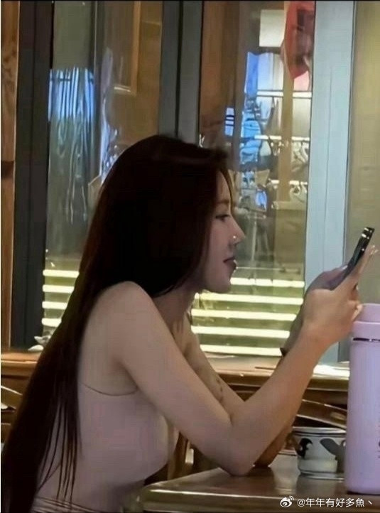 难怪那么多人买她直播间的东西，真人确实好看。