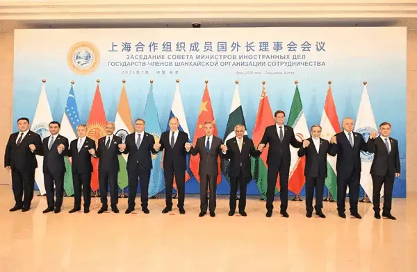 上合组织合影站位生变：我国王部长依旧C位，身边“配角”从印变巴在最新一届上海合