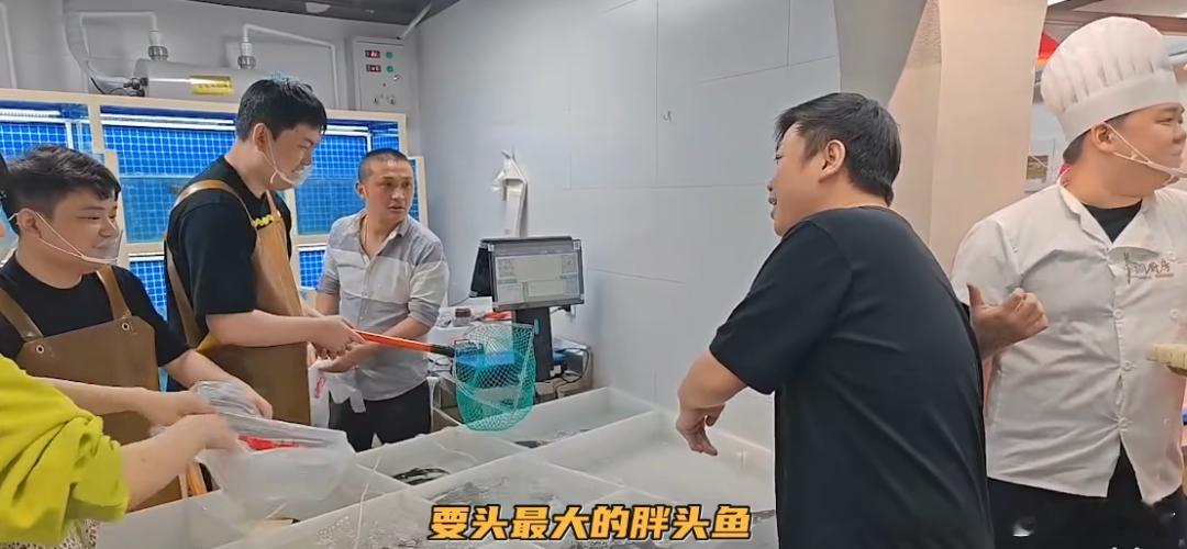 龙神和谢彬回忆以前官方团建经典活动，最感慨传统线下团建、特色企划，现在都被团播冲