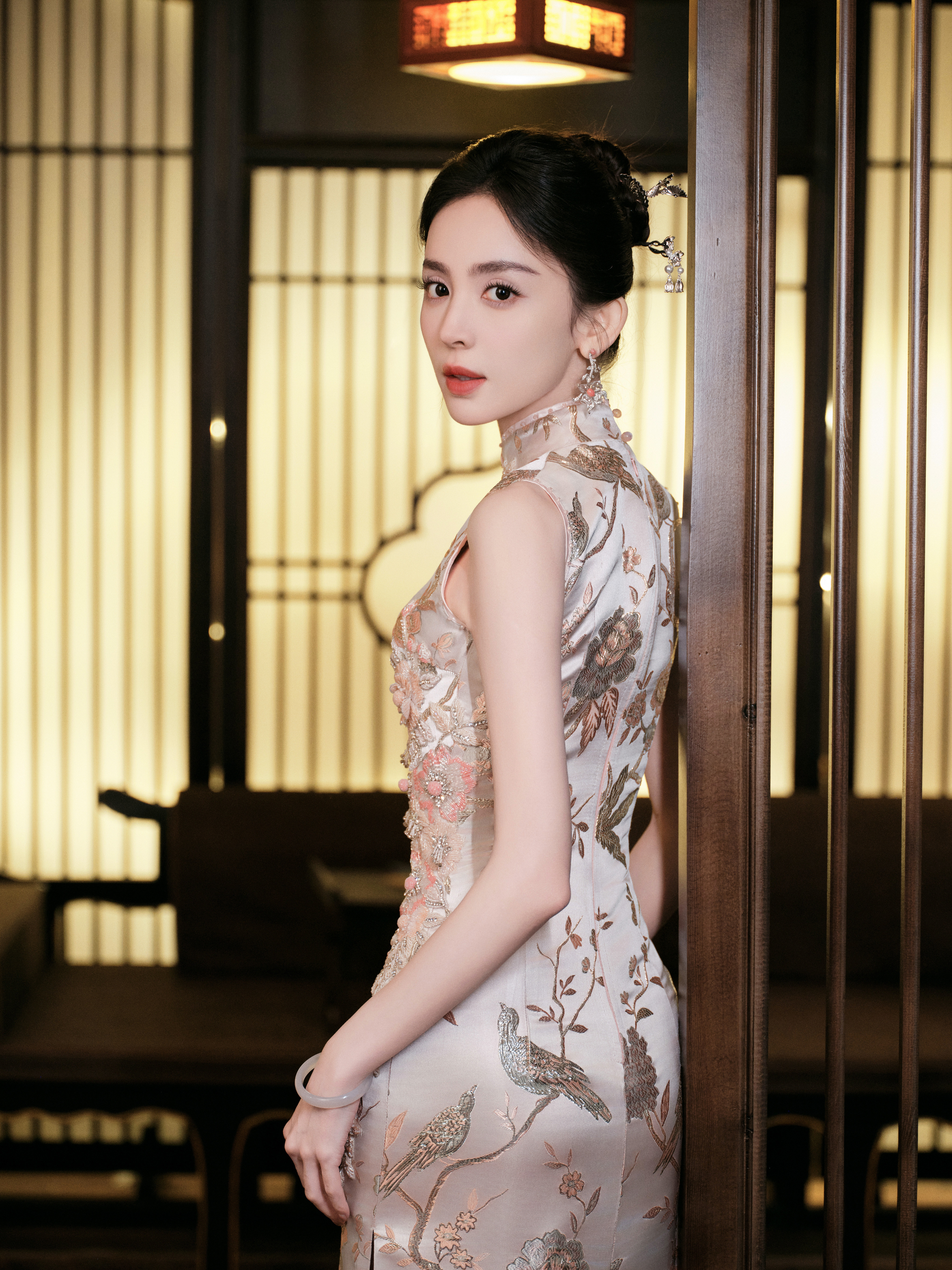 当娜扎穿上绣花旗袍，真是别具韵味呀​​​