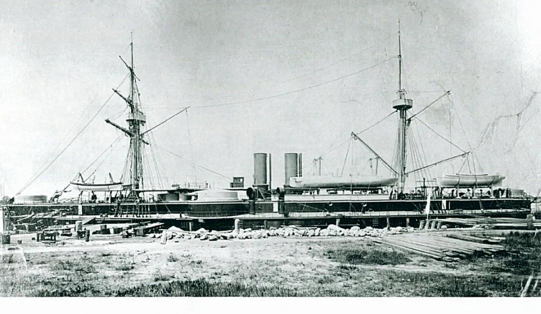 定远舰、镇远舰，是当时德国的拳头产品1885年10月，两艘挂着德国商船旗的巨