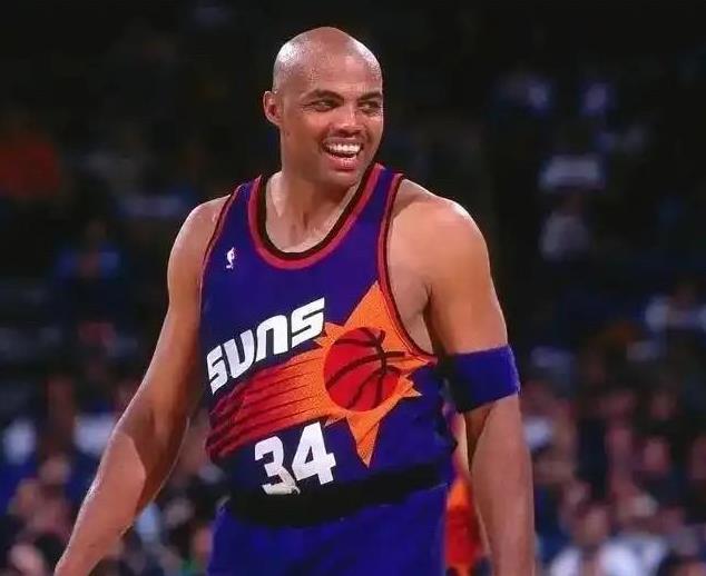 巴克利嫉妒啊前NBA球员巴克利对布克续约发表了自己的看法，他说：“一年7000