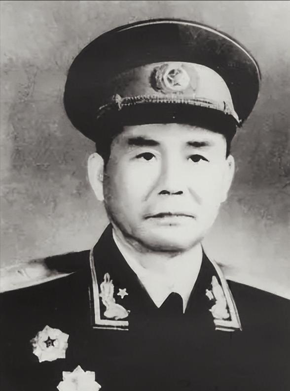 抗战时，八路军在周大娘家中休息，周大娘连忙倒水，却意外瞧见此人有颗大金牙，大娘起