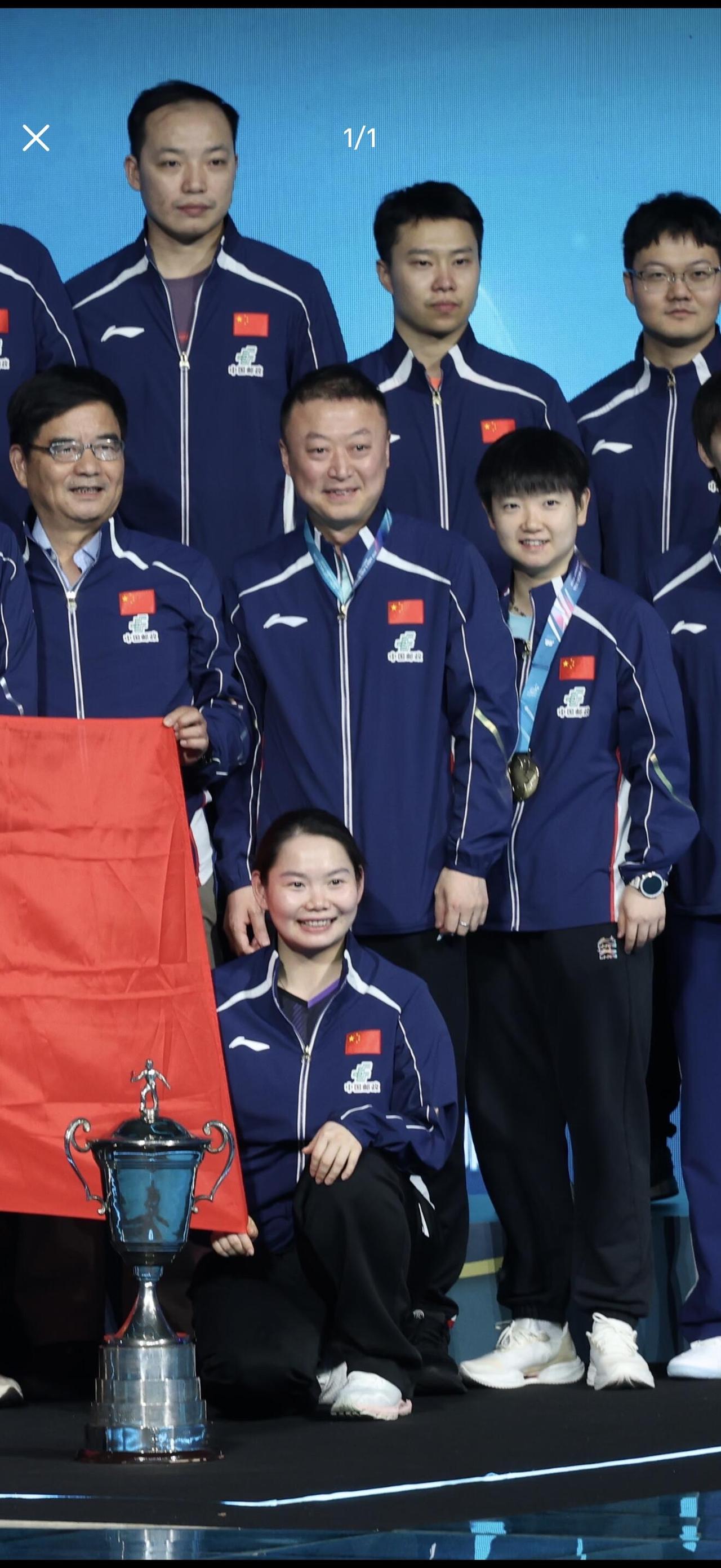 马指导站在莎莎身边，越来越可爱了，工作牌也可以当做奖牌一样！莎莎手上的表太闪亮