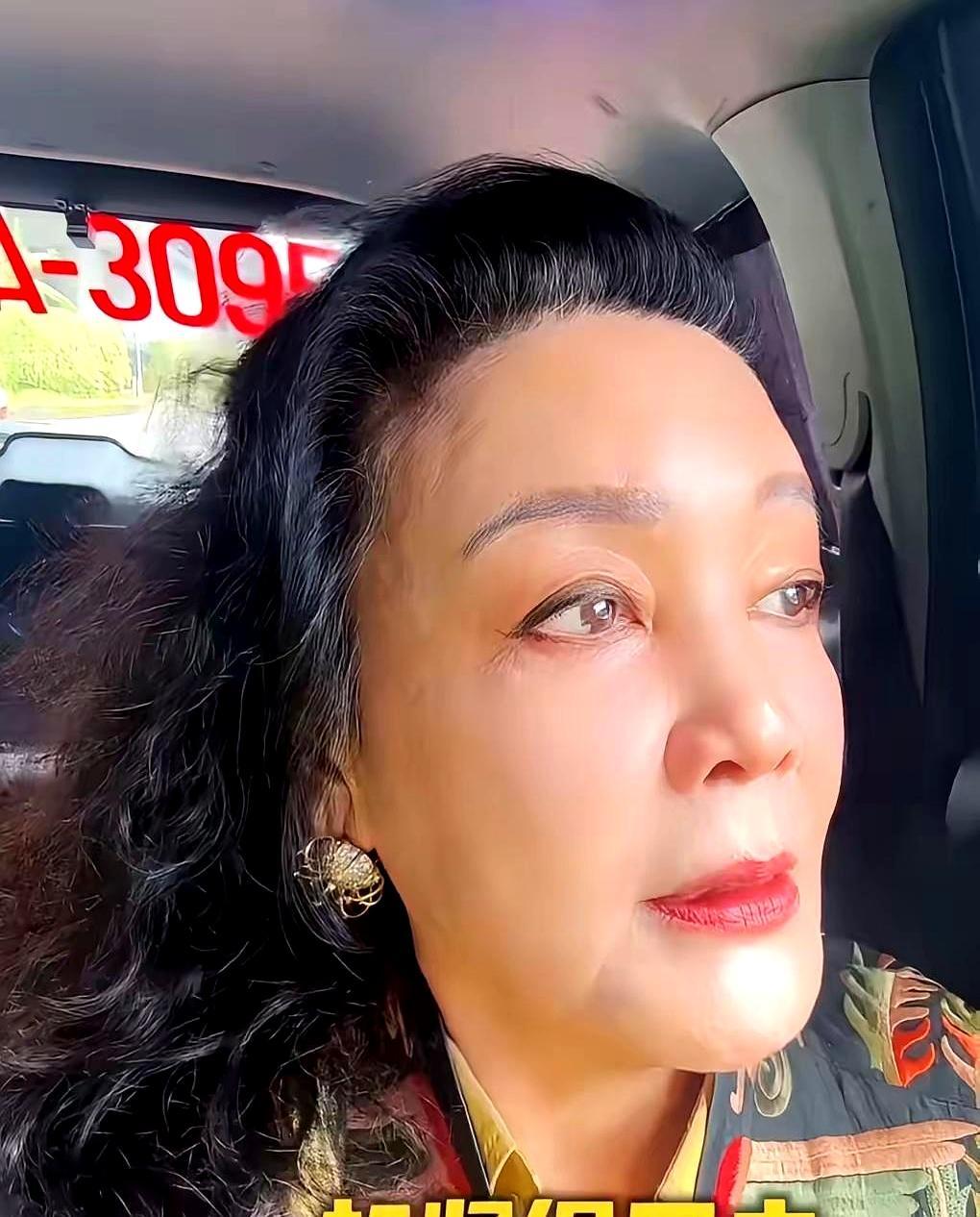 儿子当众说这牌子跟我妈没关系。她直播时手一抖，口红直接划到耳朵根。下一秒她