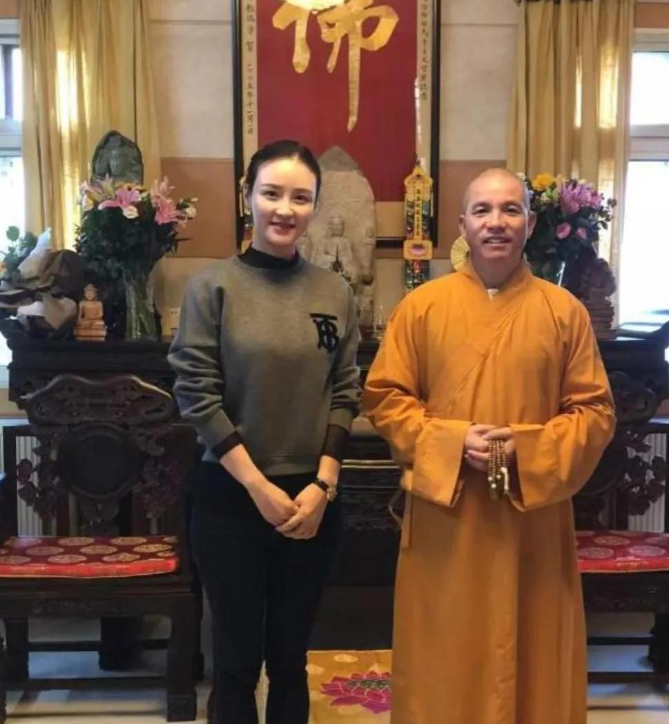 新官上任即刷屏！少林寺新住持印乐法师，画风太颠覆！刚上任就有女粉晒出亲密喝茶合照