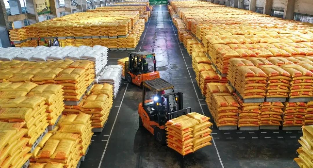 菲律宾拿到化肥，接着，向咱要能源！菲律宾缺化肥，咱们可以给！菲律宾缺油，坚决