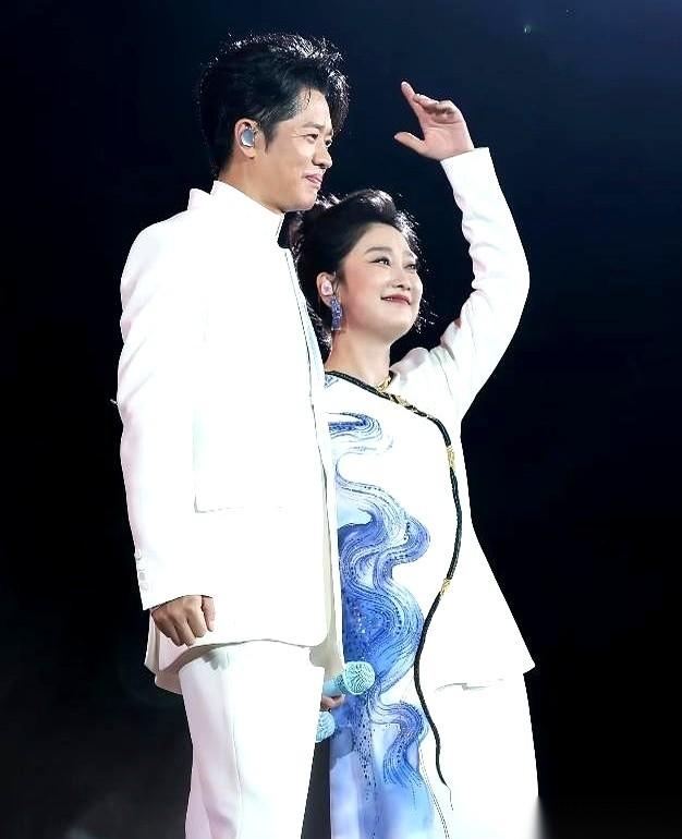 “你跟曾毅天天绑一块儿，你老公真不翻脸？”李静在节目里抛出这个问题时，普通人听
