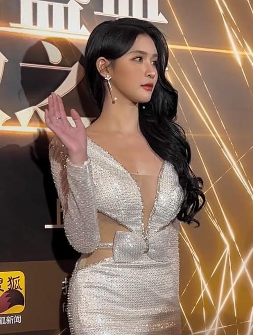 蔡卓宜长得挺漂亮，而且大方！