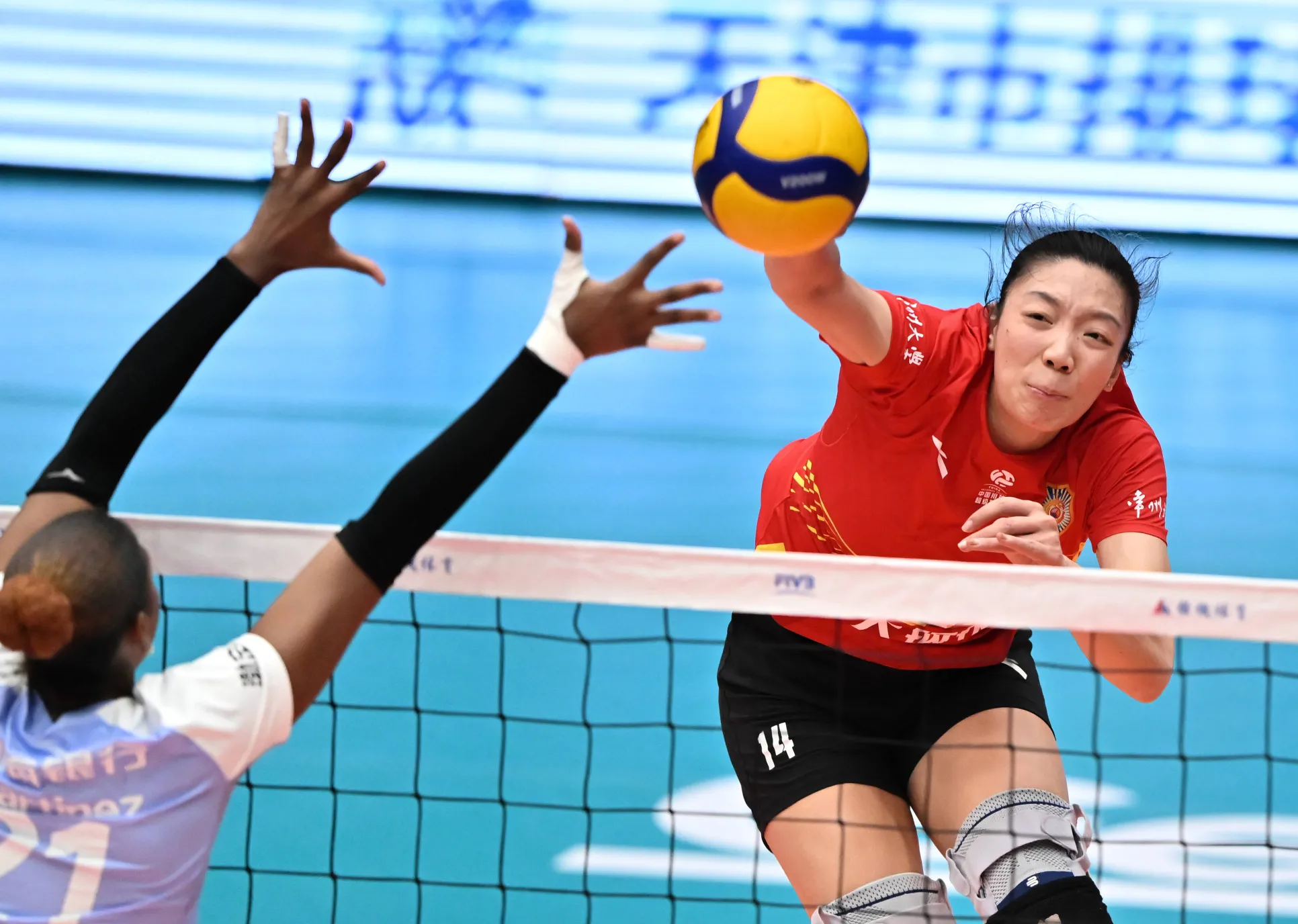3：0，中国女排战胜哈萨克斯坦女排，三局比分为25-18、25-6、25-14，中国女排小组第一进8
