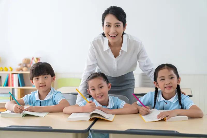 今天听一个老师说，他还在期待老师转岗政策呢！说不定还可以捡漏一个好的岗位，毕竟他