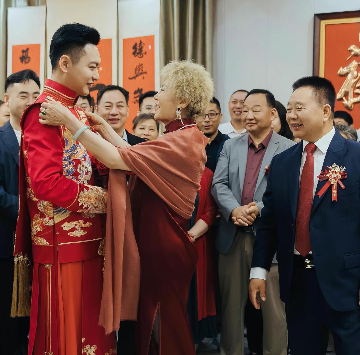 哇！知名特型演员，“毛主席扮演者”侯京健结婚了，而且还是在老家，妻子与他也是门当