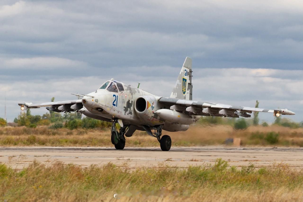 倒霉的乌克兰空军第299战术航空旅的“蓝21”号苏-25攻击机的生前影像图1-