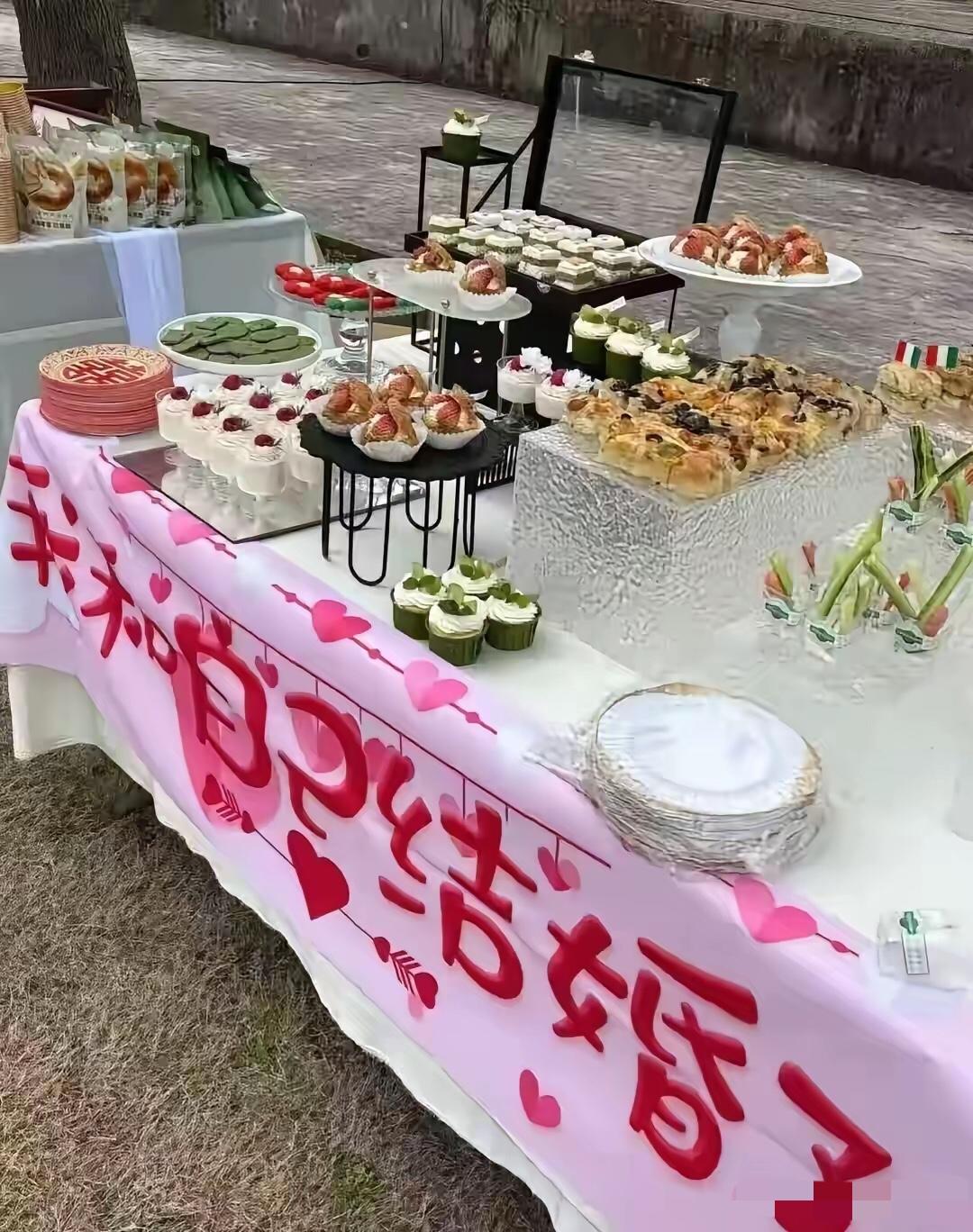 白嫖翻车！70位老仙女搞“自己嫁给自己”活动！超50万婚纱退不了，砸手里了！这是