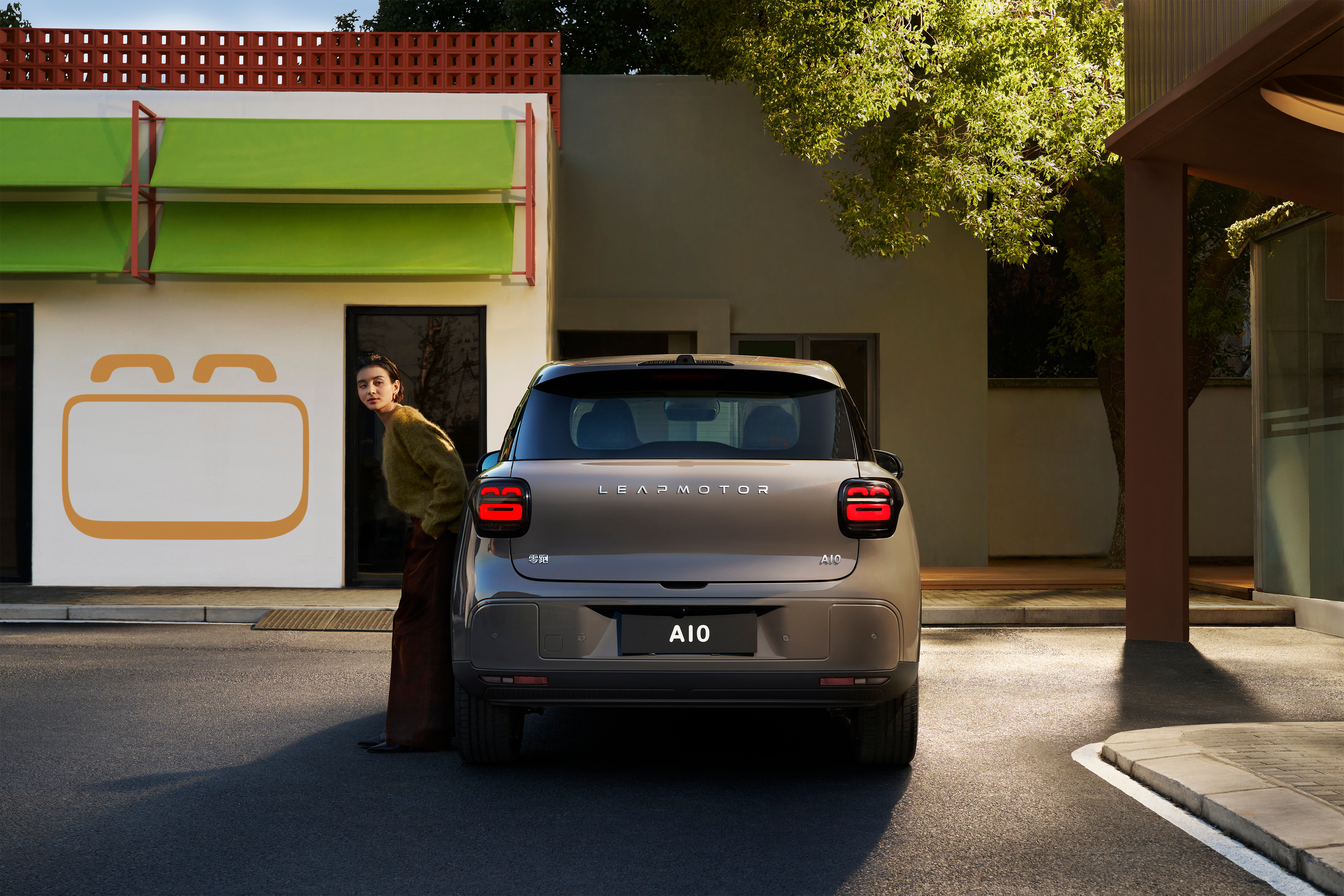 零跑A10这款全新国民神车来了，怕被夹就不说价格了，看图吧，这肯定是零跑又一台印