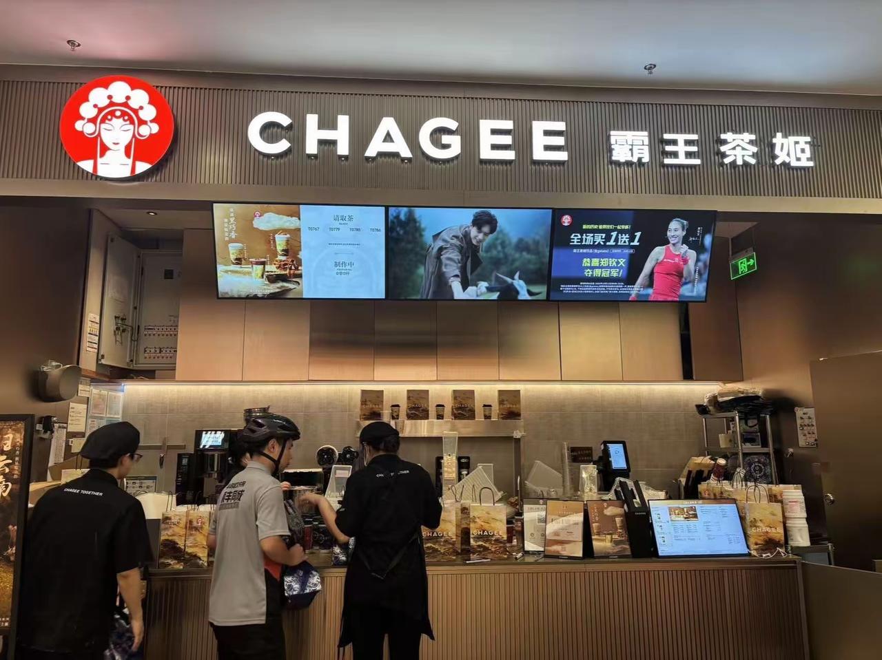 别看霸王茶姬豪气给员工发1350万专项奖励，实际上到员工手里不会很多的。就拿