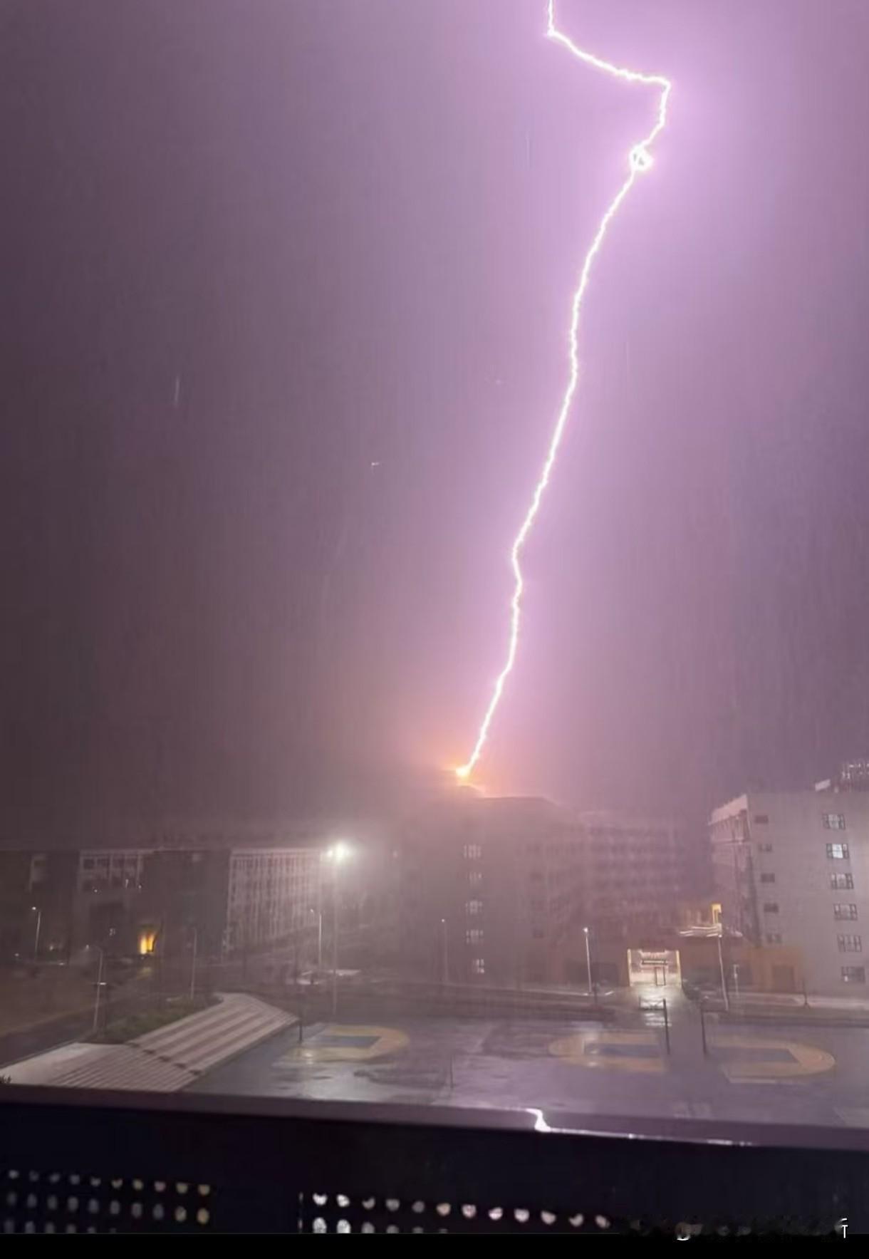 武汉今年最强暴雨实况！不，是冰雹啦！红色预警、13级大风、冰雹齐袭🌪️【