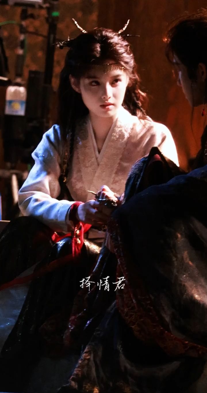 管她头上插的桃枝龙角还是牛魔王的角，艾米这造型真俊啊！艾米百