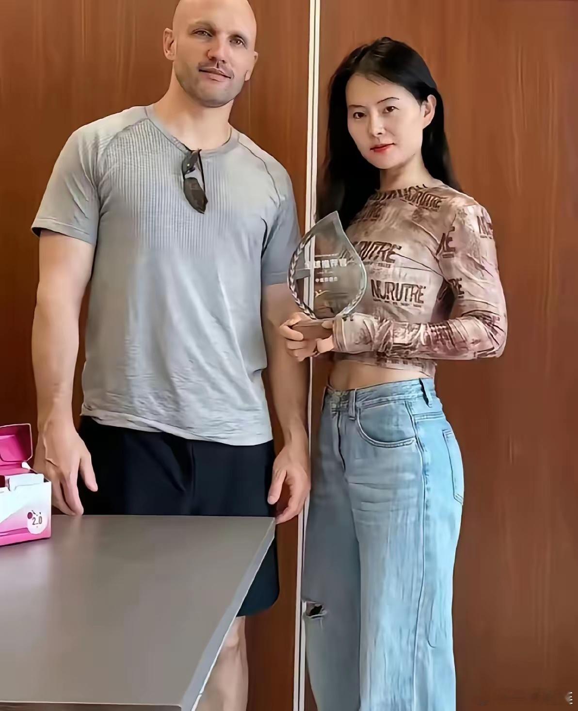 远嫁美国天天晒幸福的女网红小易，最近直接翻车翻到太平洋，前脚还在镜头前吹美国老公