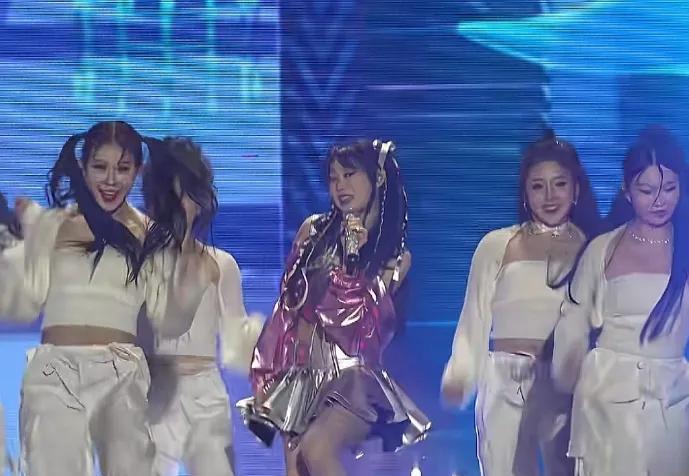 小沈阳的女儿在韩国出道了，最近她的演唱会视频流出。视频是从观众视角拍的，评论区里
