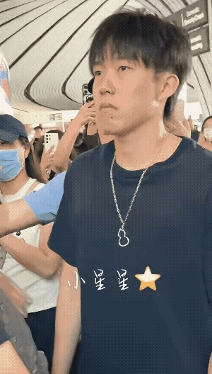 今天是大头的生日，大头本应该高高兴兴的才对。可是大头却怎么也高兴不起来，一脸无奈