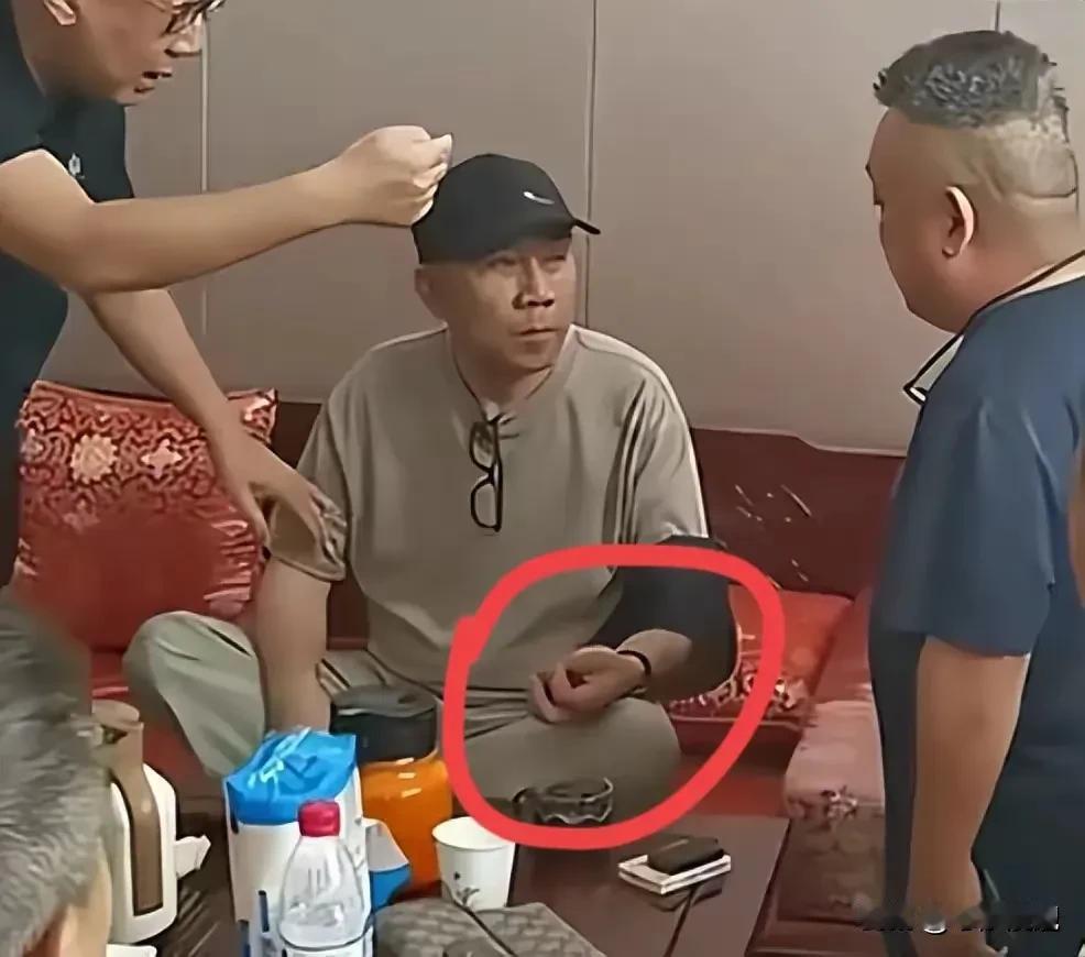 你爹重要还是核桃重要？著名相声演员杨少华仙逝以后，相声圈的大碗纷纷祭典，包括被杨