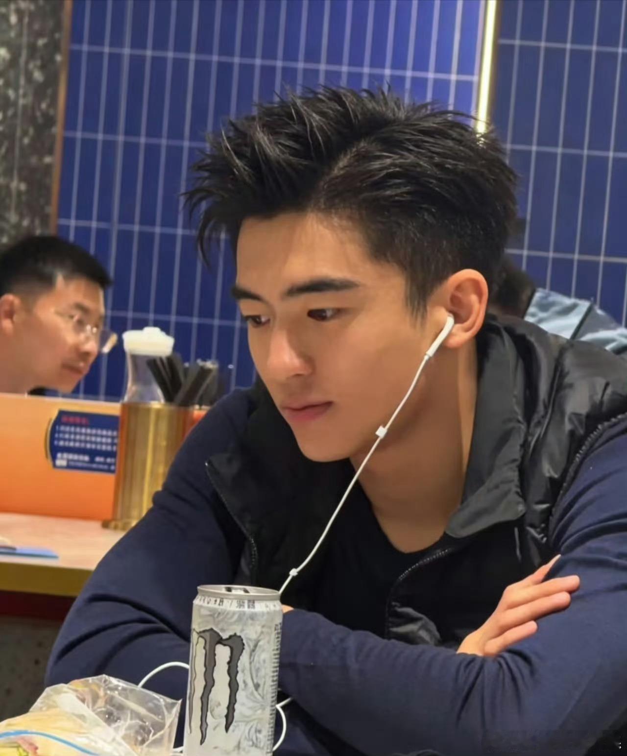 Lucas翻版谢霆锋网友给Lucas换发型太像谢霆锋了