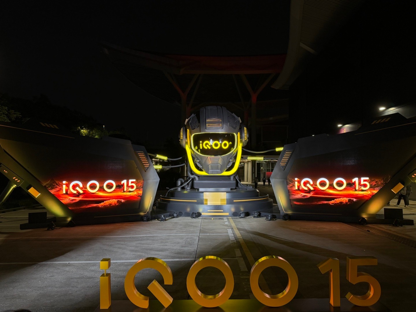 来咯[墨镜]今晚遇见强劲iQOO15iQOO15​​​